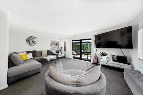 Photo of property in 63 Claverdon Drive, Massey, Auckland, 0614