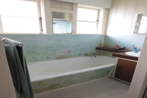 Photo of property in 33 Savoy Road, Glen Eden, Auckland, 0602