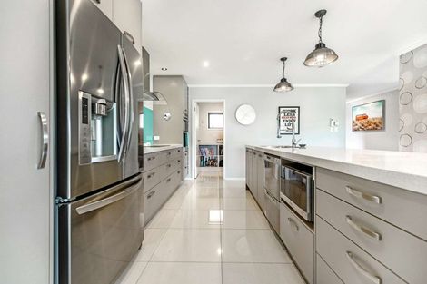 Photo of property in 19 Kendallvale Drive, Waiuku, 2123