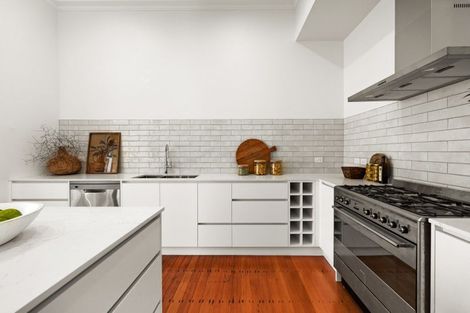 Photo of property in 27 Napier Terrace, Hospital Hill, Napier, 4110
