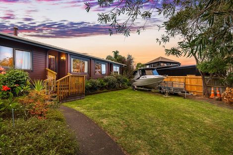 Photo of property in 124 West Harbour Drive, West Harbour, Auckland, 0618