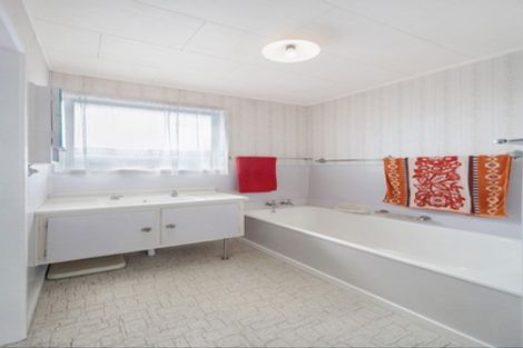 Photo of property in 70 Walworth Avenue, Pakuranga Heights, Auckland, 2010