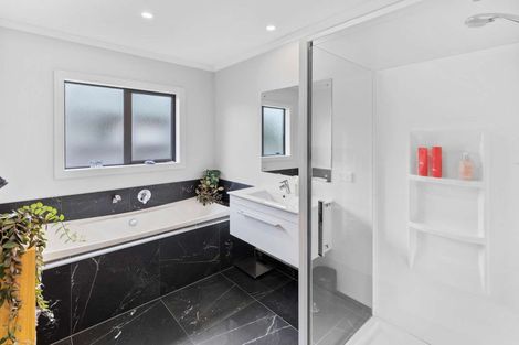 Photo of property in 28 Abby Road, Fitzherbert, Palmerston North, 4410