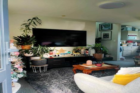 Photo of property in 31 Stewart Drive, Newlands, Wellington, 6037