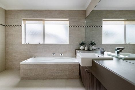 Photo of property in 42 Laurel Oak Drive, Schnapper Rock, Auckland, 0632