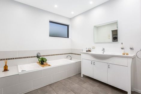 Photo of property in 6 Seascape View, Paremata, Porirua, 5024