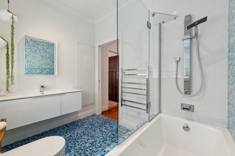 Photo of property in 122 Pendarves Street, New Plymouth, 4312