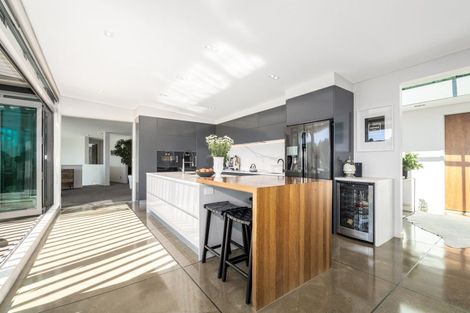 Photo of property in 32 Roys Road, Plimmerton, Porirua, 5026