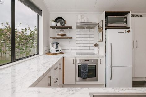 Photo of property in 21 Peppertree Glade, Kelvin Grove, Palmerston North, 4414