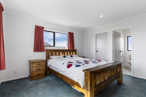 Photo of property in 10 Bennett Grove, Newlands, Wellington, 6037