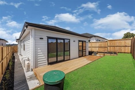 Photo of property in 14 Waimarie Drive, Karaka, 2578