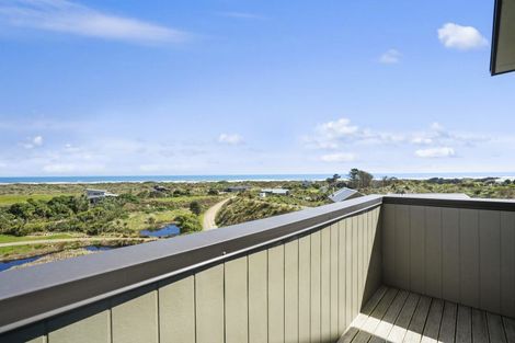 Photo of property in 17 Uxbridge Terrace, Waikawa Beach, Levin, 5573