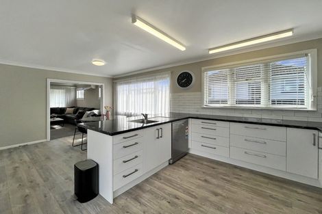 Photo of property in 4 Bristol Crescent, Roslyn, Palmerston North, 4414