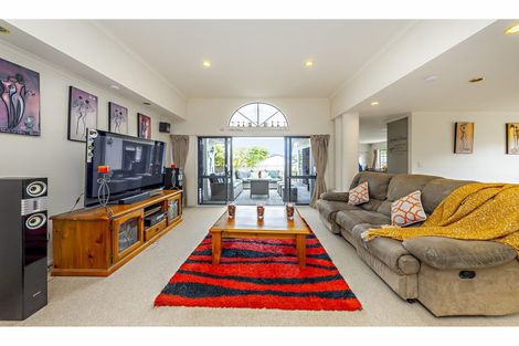 Photo of property in 11 Glenveagh Park Drive, Weymouth, Auckland, 2103