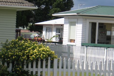 Photo of property in 75 Archibald Road, Kelston, Auckland, 0602
