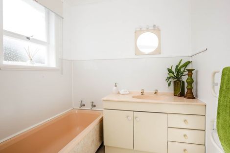 Photo of property in 10 Royal View Road, Te Atatu South, Auckland, 0610