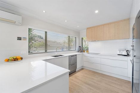 Photo of property in 43 Walton Street, Red Beach, 0932