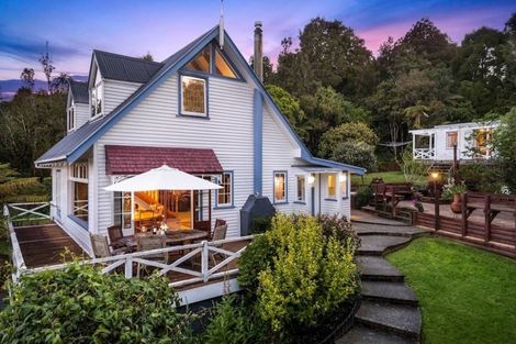 Photo of property in 552 Scenic Drive, Waiatarua, Auckland, 0612