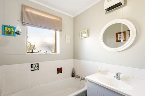 Photo of property in 21f1- Roband Crescent, Brown Owl, Upper Hutt, 5018