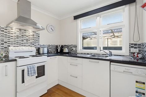 Photo of property in 32 Botanical Road, Takaro, Palmerston North, 4412