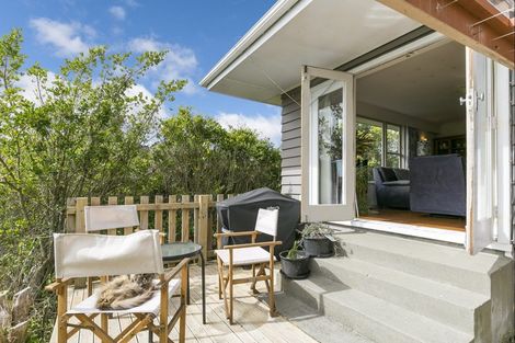 Photo of property in 5 Stella Grove, Newlands, Wellington, 6037