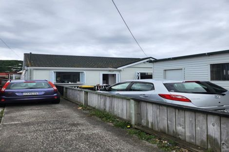 Photo of property in 64 Apu Crescent, Lyall Bay, Wellington, 6022