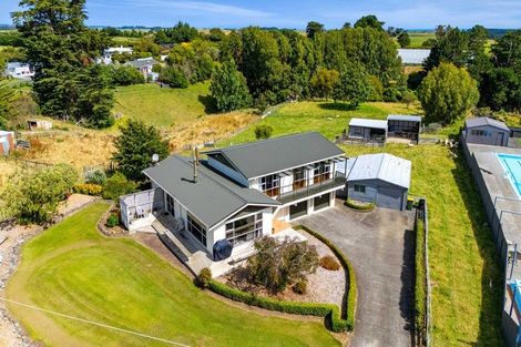 Photo of property in 35 Weraroa Road, Waverley, 4510