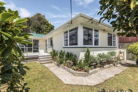 Photo of property in 5 Catherine Crescent, Paparangi, Wellington, 6037