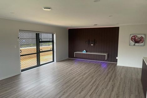 Photo of property in 12 Richard Halse Drive, Manurewa, Auckland, 2105