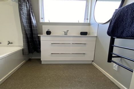 Photo of property in 12 Duncan Avenue, Te Atatu South, Auckland, 0610