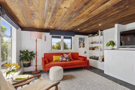 Photo of property in 22 Tai Paku Paku Road, Karaka Bays, Wellington, 6022