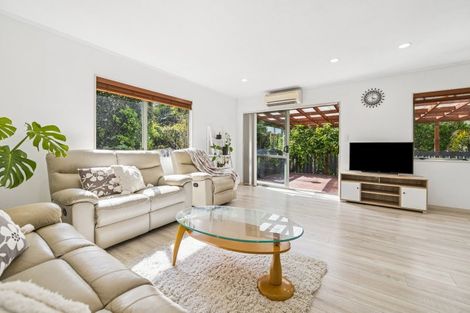 Photo of property in 2/8 Tallington Crescent, Torbay, Auckland, 0630