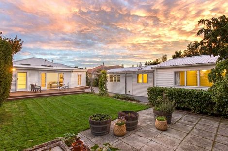 Photo of property in 17 Martin Avenue, Beckenham, Christchurch, 8023