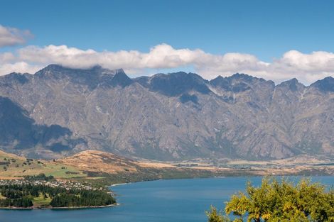 Photo of property in 17a Wynyard Crescent, Fernhill, Queenstown, 9300