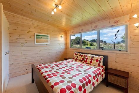 Photo of property in 32 Reay Mackay Grove, Waikawa Beach, Manakau, 5573