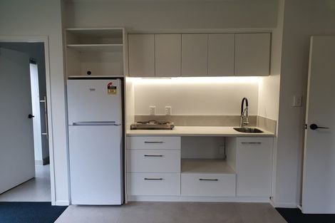 Photo of property in 3/104 East Coast Road, Forrest Hill, Auckland, 0620