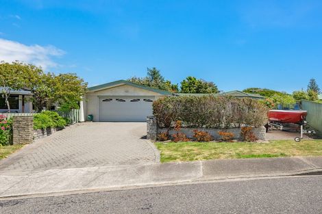 Photo of property in 20 Freyberg Crescent, Waikanae Beach, Waikanae, 5036