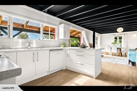 Photo of property in 8 Poplar Road, Stanmore Bay, Whangaparaoa, 0932