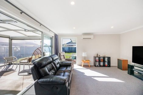 Photo of property in 34 Dogwood Way, Milson, Palmerston North, 4414