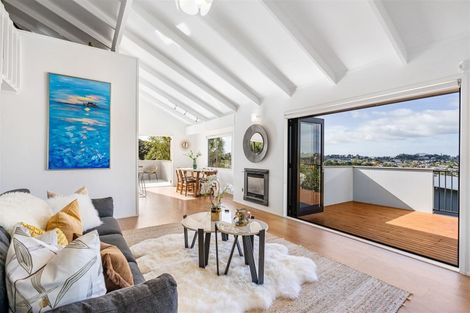 Photo of property in 17 Noeleen Street, Glenfield, Auckland, 0629