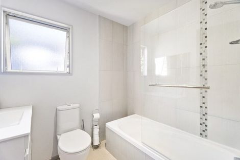 Photo of property in 1/28a Tamahere Drive, Glenfield, Auckland, 0629