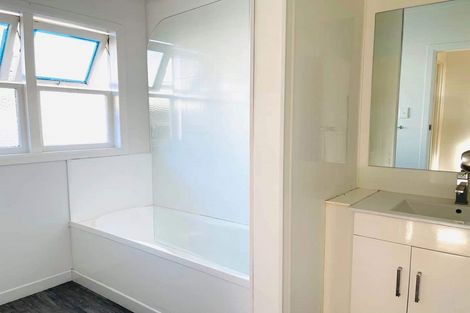 Photo of property in 33 Peach Road, Glenfield, Auckland, 0629