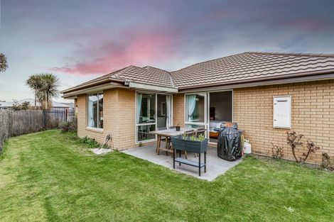 Photo of property in 17 Dunaverty Place, Broomfield, Christchurch, 8042