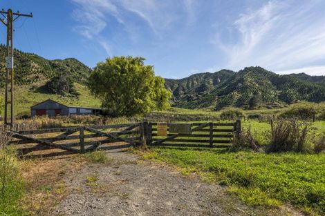 Photo of property in 2560 Rawhitiroa Road, Matemateaonga, Eltham, 4399