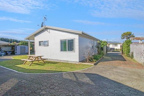 Photo of property in 11 Low Avenue, Foxton Beach, Foxton, 4815