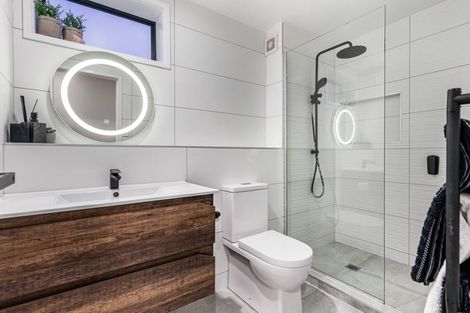 Photo of property in 2/33 Parr Terrace, Castor Bay, Auckland, 0620