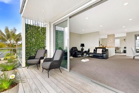 Photo of property in 32 Provence Esplanade, Te Atatu Peninsula, Auckland, 0610