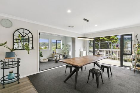 Photo of property in 32 Mervyn Kemp Drive, Tawa, Wellington, 5028