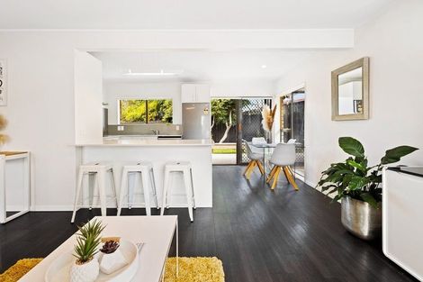 Photo of property in 2/53 Taioma Crescent, Te Atatu Peninsula, Auckland, 0610