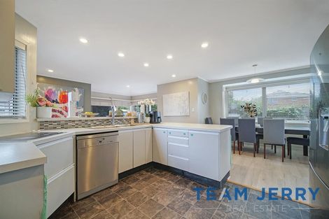 Photo of property in 5 Harford Place, Pakuranga Heights, Auckland, 2010